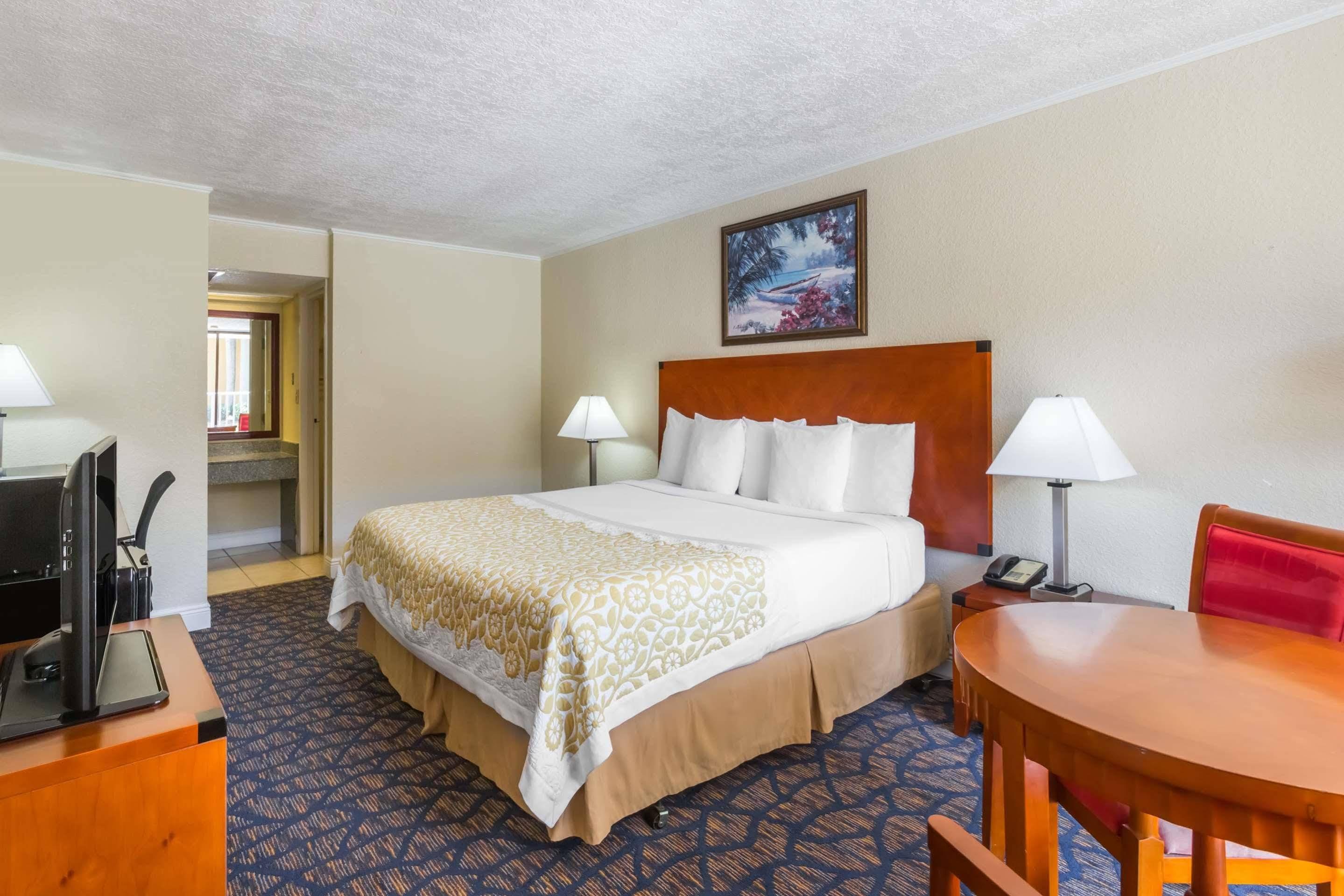 Days Inn & Suites By Wyndham Clermont Buitenkant foto