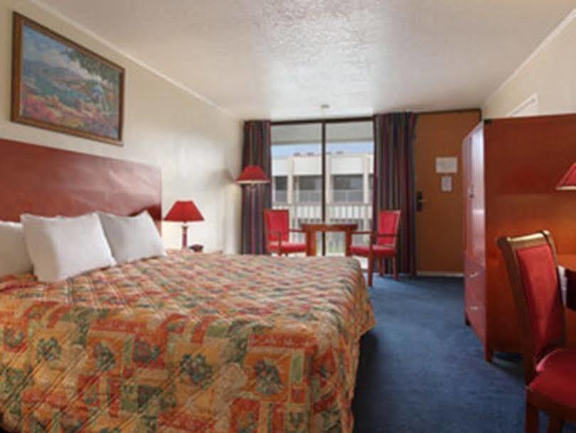 Days Inn & Suites By Wyndham Clermont Buitenkant foto